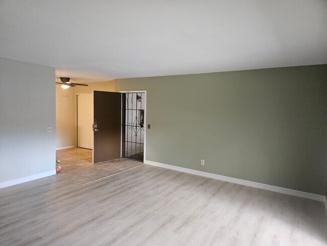 Building Photo - Beautiful 3 Bedroom 2 Bathroom Unit
