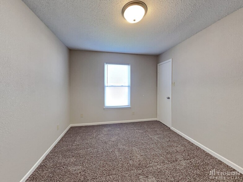 Building Photo - 10878 Glenayr Dr