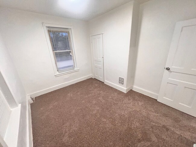 Building Photo - Newly Refurbished 3 Bedroom Townhome with ...