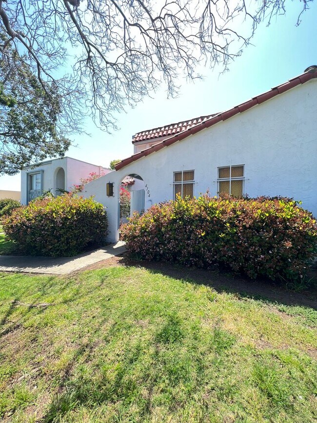 Building Photo - 4 Bedroom 2 Bathroom Town Home