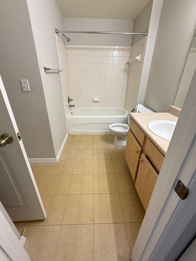 Building Photo - 1 Bedroom Condo in Gated Community