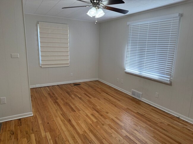 Building Photo - 3 bedroom 1 bath ranch style home, hardwood floors. 1 car garage.