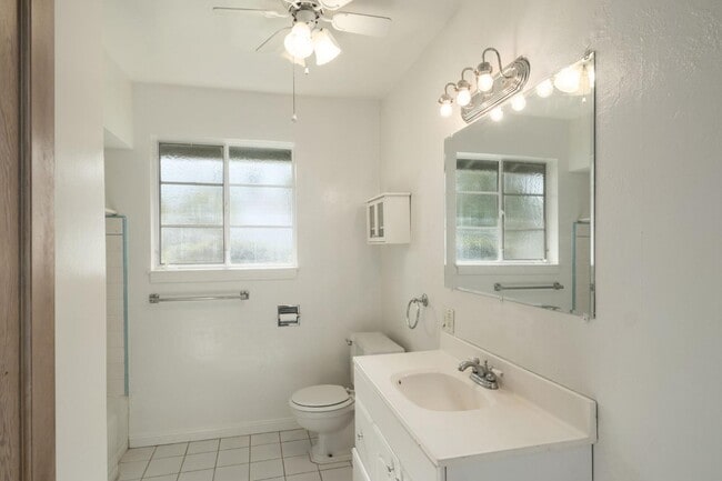 Building Photo - 829 E Garland Ave