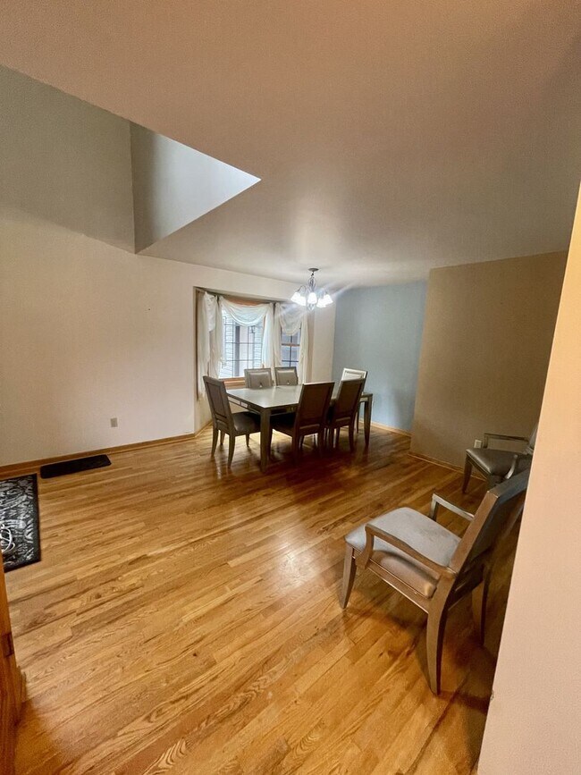 Building Photo - Spacious country Home on 13 acres