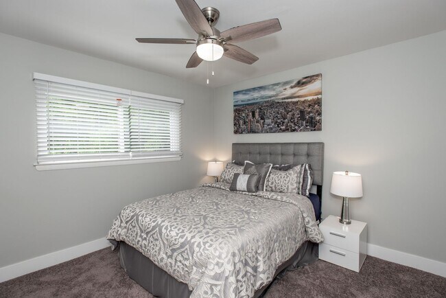 Building Photo - NEWLY RENOVATED 2BDRM TOWNHOMES