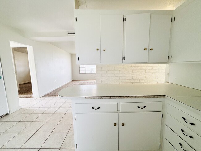 Building Photo - 13413 Minuteman Dr