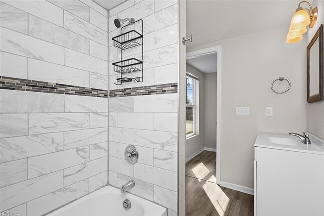 Building Photo - 926 W 26th St