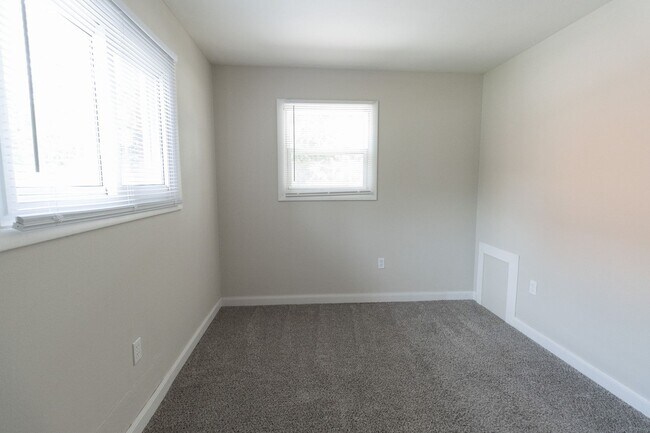 Building Photo - 1027 Southpark Dr