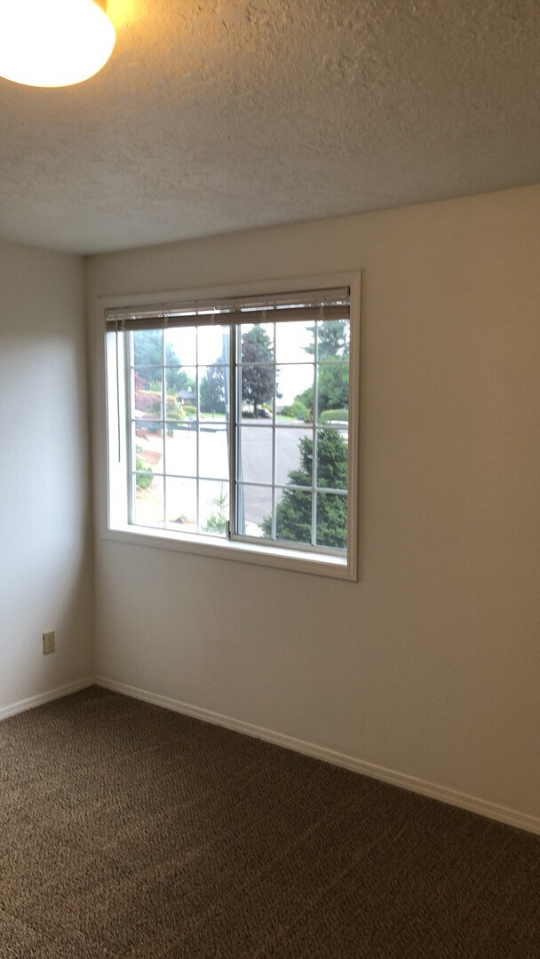 Building Photo - Desirable South Salem Home on Huge Lot! Ne...