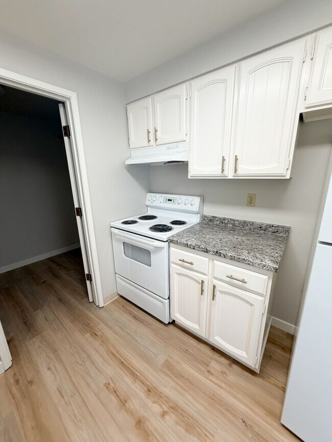 Building Photo - 6131-6131 Onyx Ave