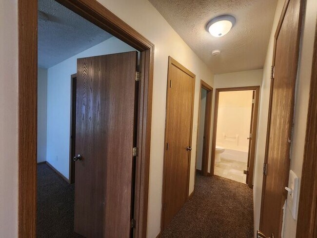 Building Photo - Enjoy comfortable living in this spacious all-electric home