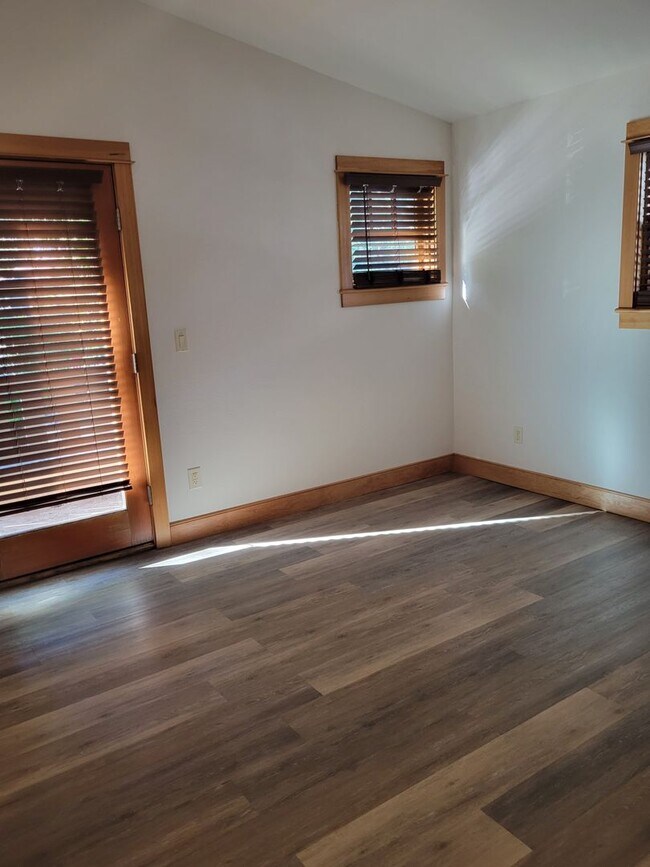 Building Photo - Large 4 bedroom westside home