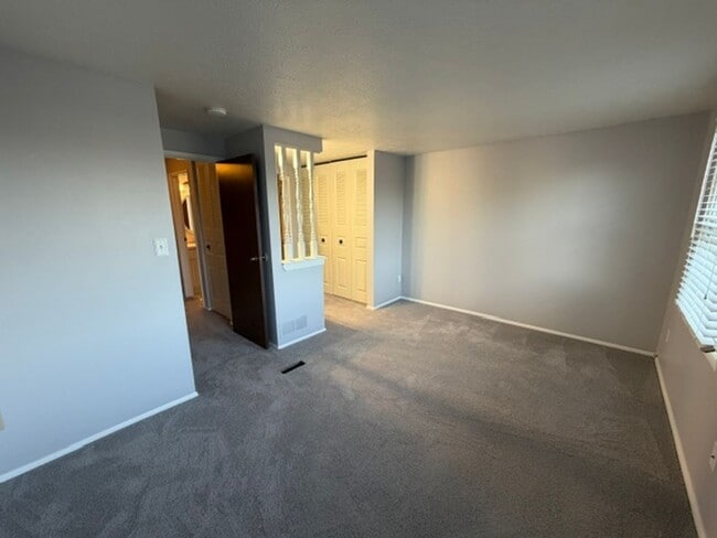 Building Photo - Beautiful Townhouse for Rent