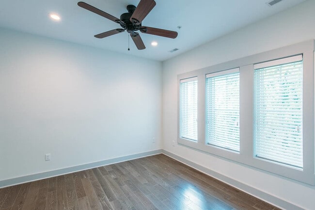 Building Photo - 10 Orrs