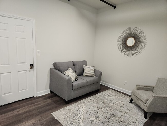 Building Photo - 2 bed 1 bath Furnished Apt in Downtown Bla...