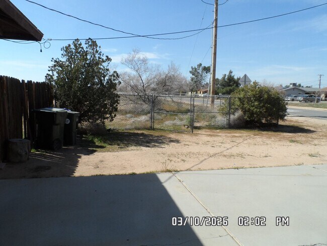 Building Photo - 3 Bedrooms, 1.75 Bathrooms, Approx. 1542 sq. ft., 2 Car Garage, Covered Patio, Large Fenced Corne...