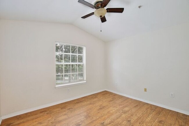 Building Photo - Stylish 3/2 Corner-Unit Condo with Resort ...