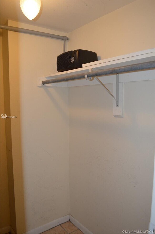 Building Photo - 9320 Fontainebleau Blvd