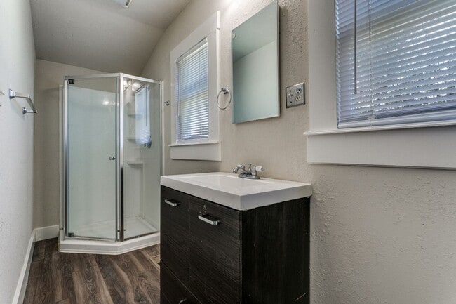 Building Photo - 130 E Craig Pl