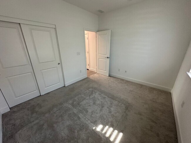 Building Photo - Spacious 4 Bed 2.5 Bath Home in Mountain House with Solar!