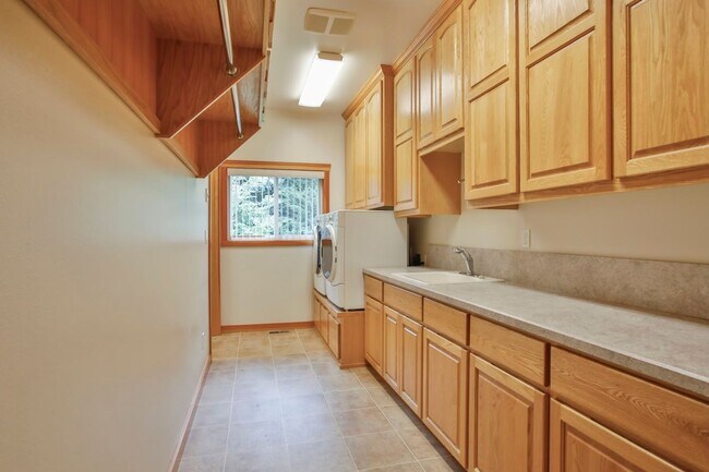 Building Photo - Country Home on Acreage and Pet Friendly!