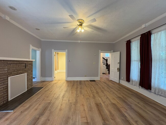 Building Photo - 4 bedroom 2 bathroom Historic Home Downtown Manhattan KS