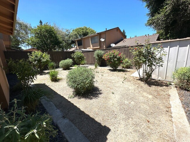 Building Photo - Conveniently located condo in Modesto