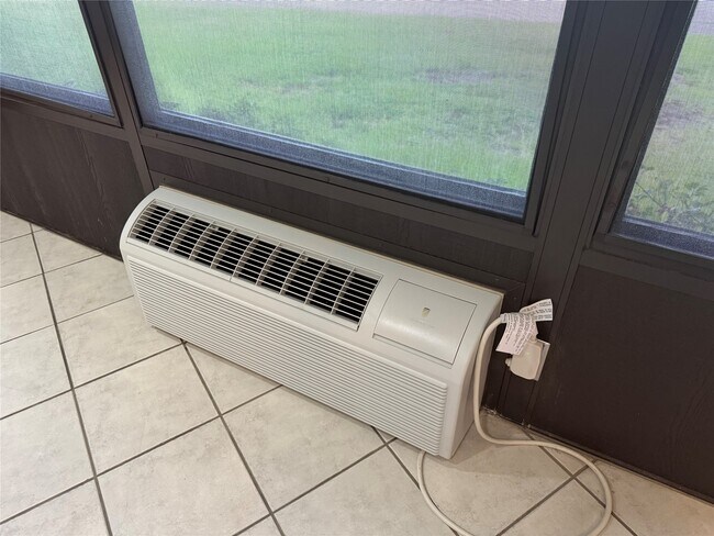 Building Photo - 3232 Parkwood Dr