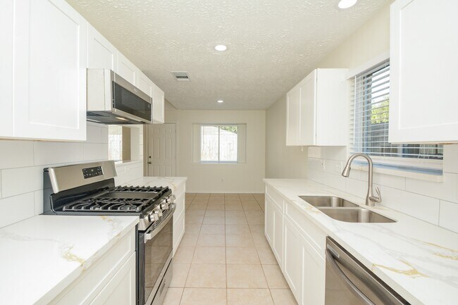 Building Photo - 6111 Ryegate Dr