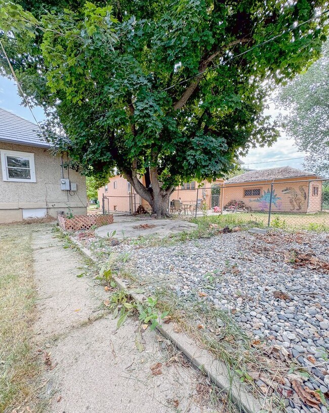 Building Photo - 2 BED/ 2 BATH SINGLE FAMILY HOME