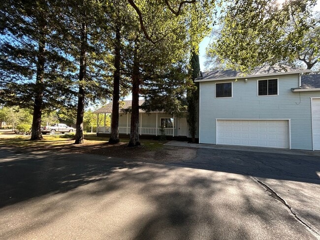 Building Photo - Introducing Your Dream Home:  A perfect blend of comfort and convenience!