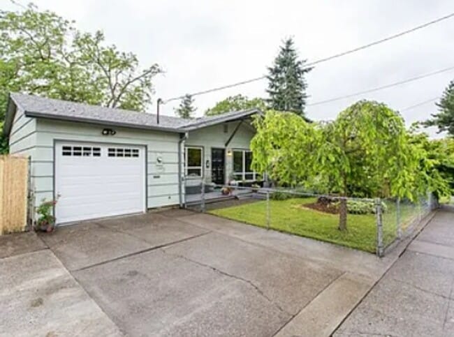 Building Photo - Arbor Lodge Bungalow with Hardwoods, Attac...