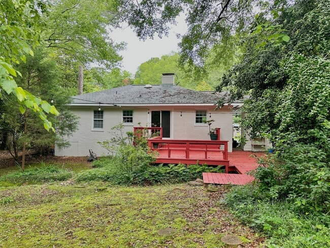 Building Photo - Super Cute Cottage 1 mile from Toomers Corner