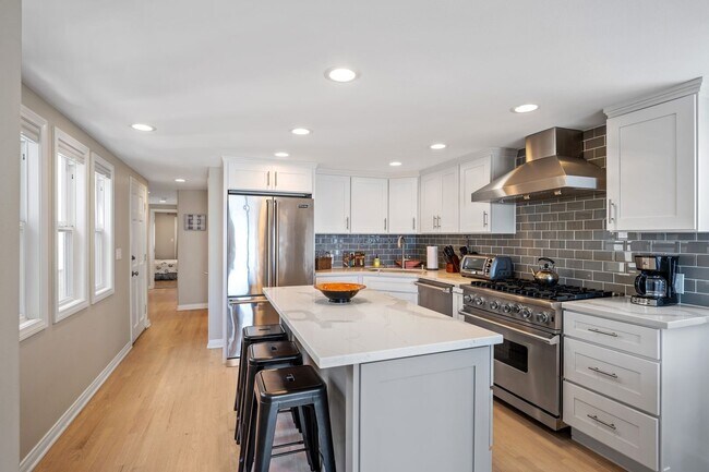 Building Photo - 5 Bedroom + 4 Bathroom Home  | Ocean Opulence | Furnished Monthly Rental