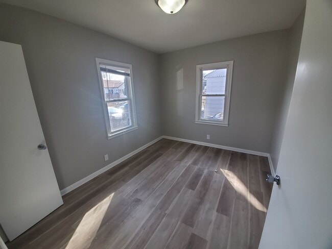 Building Photo - 3 Bedroom, 1 Bathroom with partially fence...