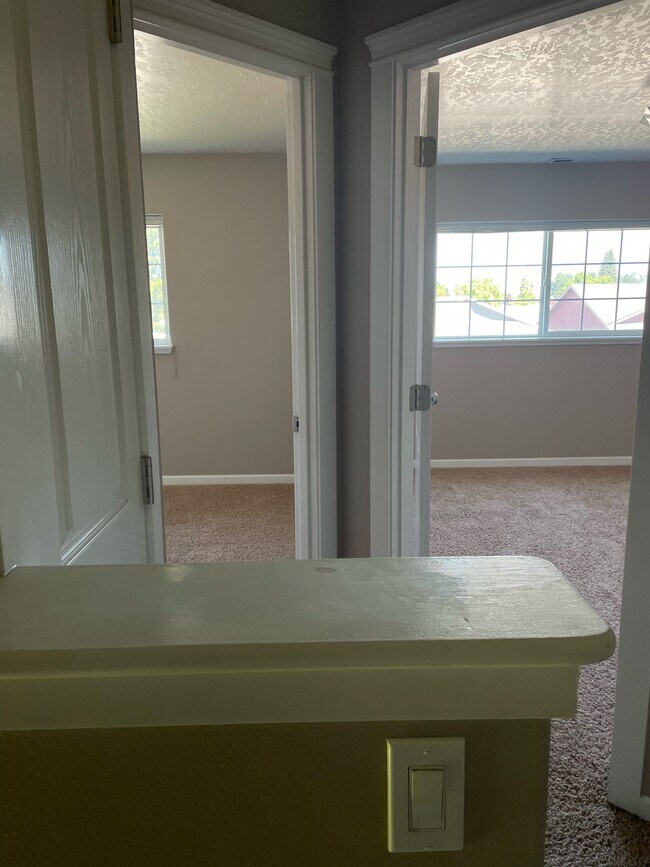 Bedroom 2 and 3 - 832 Umpqua St