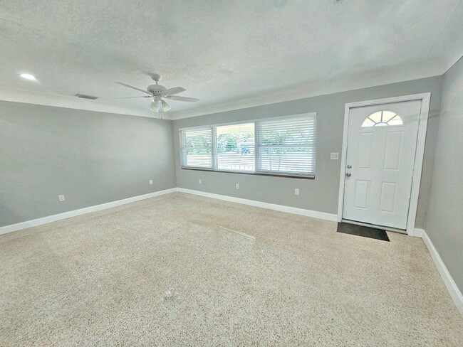 Building Photo - 3 Bedroom 2 Bath in Riveria Bay of St. Pete