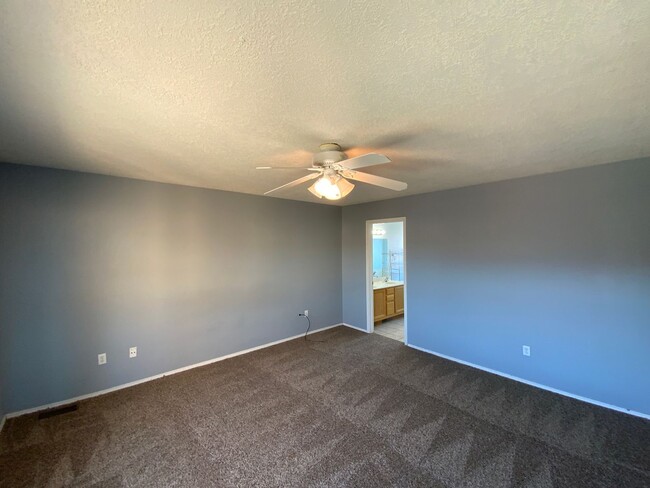 Building Photo - 3 Bedroom + Loft & Bonus Room Available Ne...