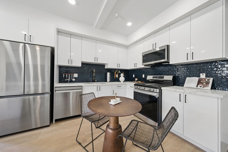 Building Photo - 212 N Mariposa Ave