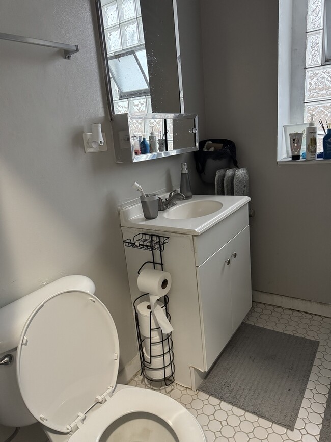 Building Photo - 7013 N Paulina St