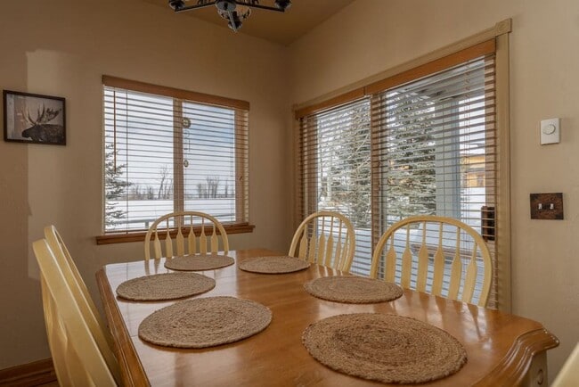 Building Photo - Powder Valley Townhome with Garage
