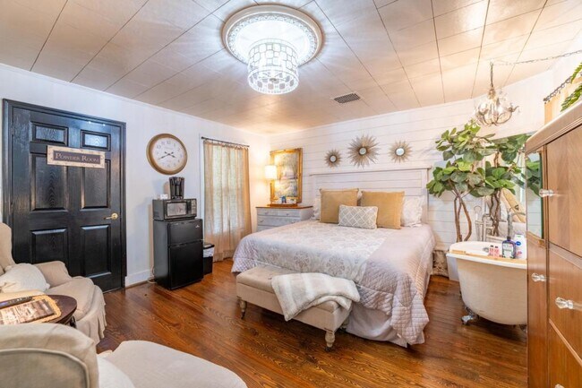 Building Photo - 714 E Jefferson St