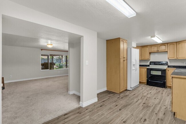 Building Photo - 1035 Hillcrest Dr