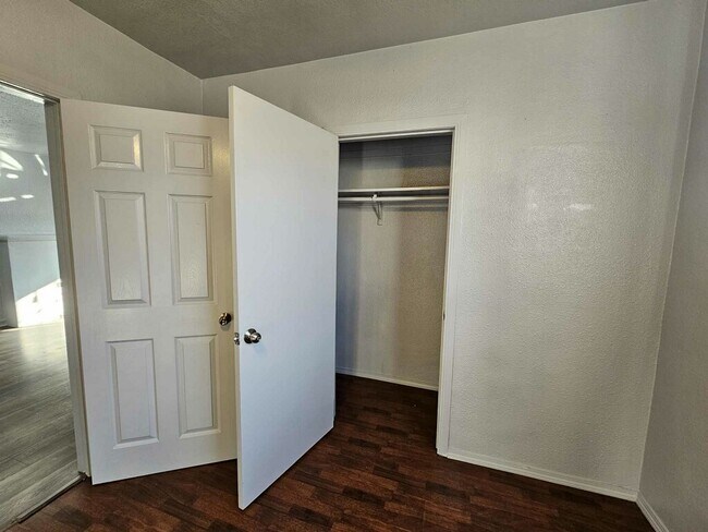 Building Photo - 1517 W 60th Pl