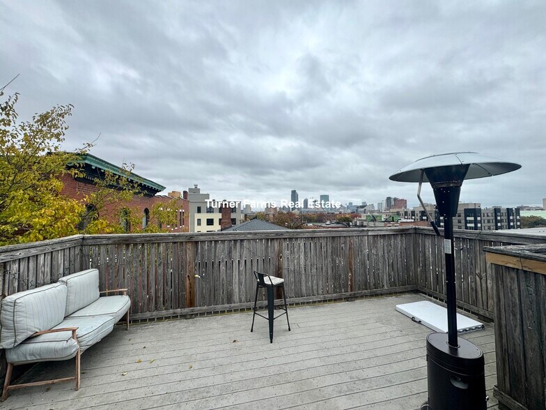 Building Photo - 717 Parker St