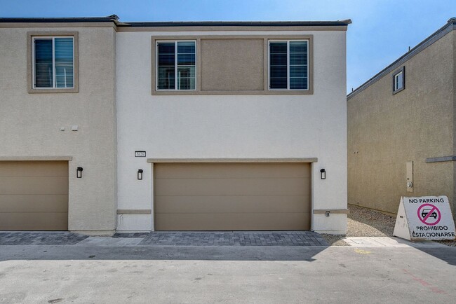 Building Photo - BRAND NEW TOWNHOME OFF 215 AND RUSSELL * N...