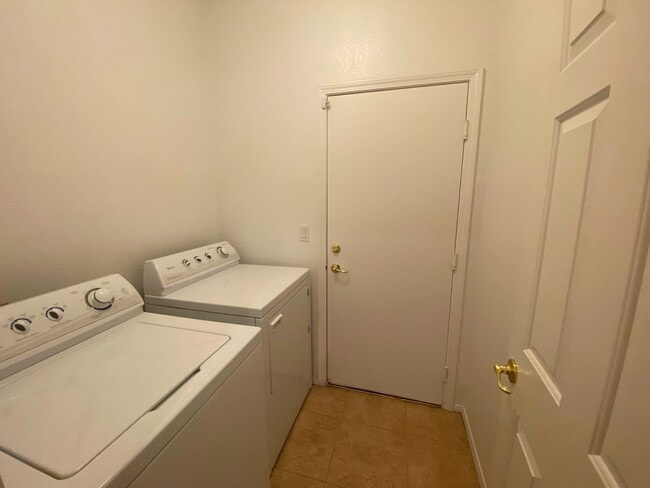 Building Photo - Gorgeous Rhodes Ranch Country Club home in Guard Gated Community!