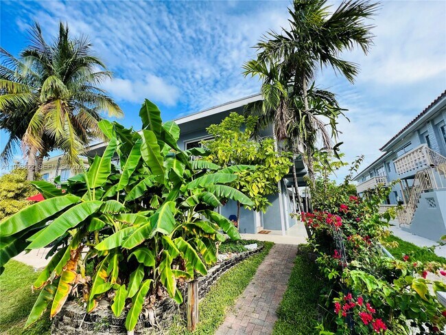 Building Photo - 2033 Calais Dr