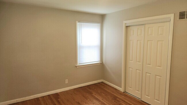 Building Photo - "Charming 3-Bed Home with Gleaming Hardwood Floors on Jackson Ave, Berkeley!"