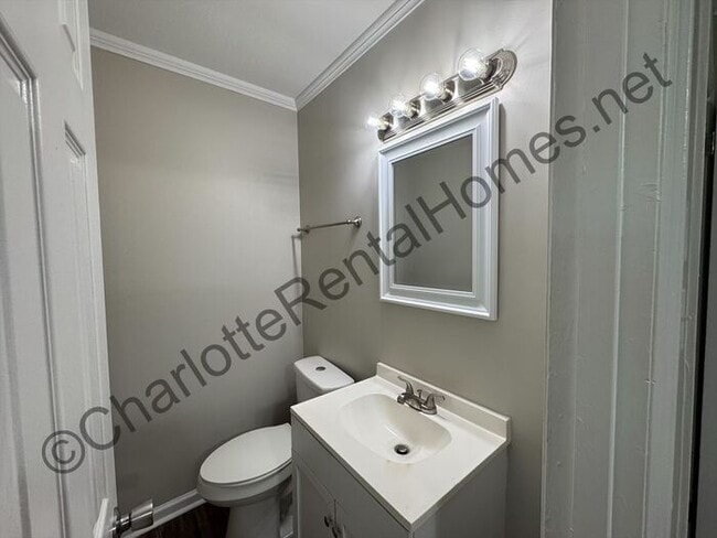 Building Photo - Nice brick ranch home with attached garage